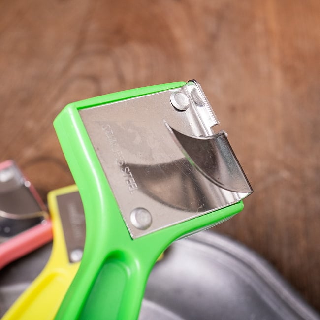 タイのカラフルな缶切り＆栓抜き かわいいマルチオープナー 7 - 別の角度からです