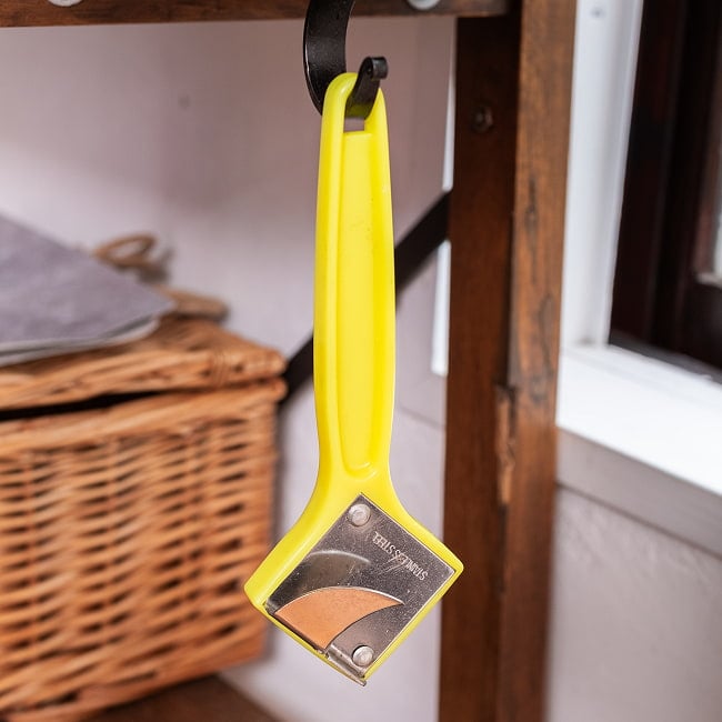 タイのカラフルな缶切り＆栓抜き かわいいマルチオープナー 9 - フック穴付きなので、引っ掛けておくことができます