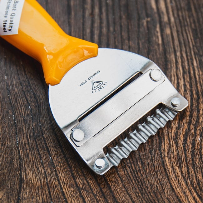 ソムタムピーラー タイのジグザグピーラー＆シュレッダー　色んな野菜の飾り切りに便利 4 - 片側がシュレッダー、片側がピーラーになっています。