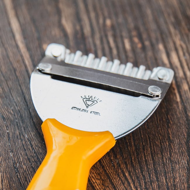 ソムタムピーラー タイのジグザグピーラー＆シュレッダー　色んな野菜の飾り切りに便利 5 - ピーラー側。