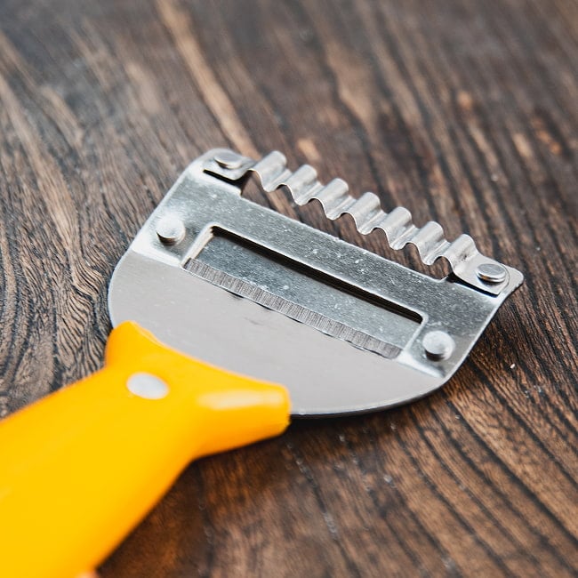 ソムタムピーラー タイのジグザグピーラー＆シュレッダー　色んな野菜の飾り切りに便利 6 - シュレッダー側。