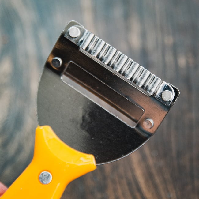 ソムタムピーラー タイのジグザグピーラー＆シュレッダー　色んな野菜の飾り切りに便利 7 - しっかりした作りでガシガシ使えます。