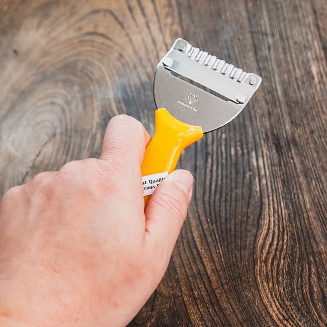 ソムタムピーラー タイのジグザグピーラー＆シュレッダー　色んな野菜の飾り切りに便利 8 - 使いやすいサイズ感。