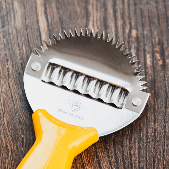 タイのココナッツ削り & ピーラー 3 - 先端側でガリガリとココナッツの内側を削ります。