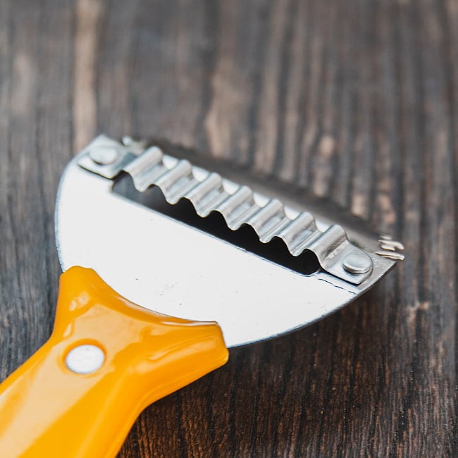 タイのココナッツ削り & ピーラー 4 - こちら側でココナッツや野菜をシュレッドします。