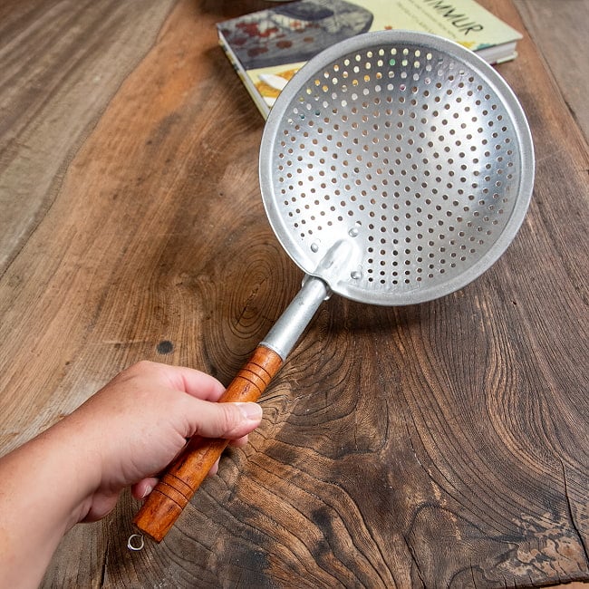 タイの屋台 麺すくい クラシックなアルミ製40cm 4 - これくらいのサイズ感です。