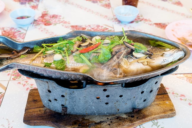 お魚の形をした 魚模様のフィッシュパン モーペッサ 魚のお皿 10 - タイでは屋台でこちらのお皿がよく使われていて、炭台(別売り)の上に乗せて保温しながら提供されます。