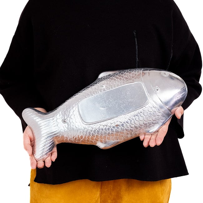 お魚の形をした 魚模様のフィッシュパン モーペッサ 魚のお皿 2 - 全長約41cmほど。このくらいのサイズ感になります。