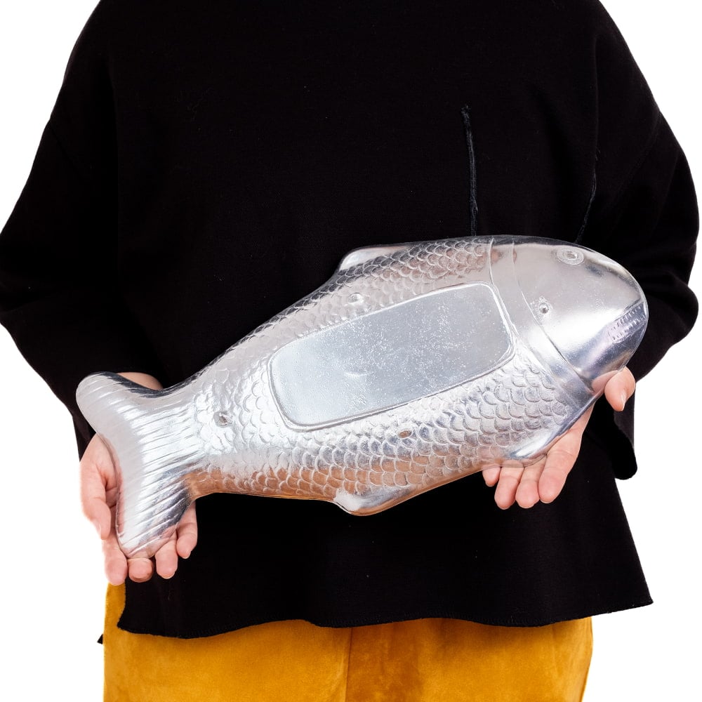 お皿裏面のお魚模様のクローズアップ画像