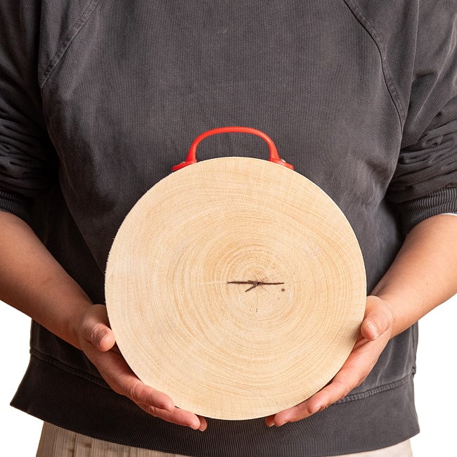 タイの屋台まな板 タマリンド一枚板 直径23cm 2.7kg タイの食文化を支える分厚いプロ仕様 3 - これくらいのサイズ感になります。