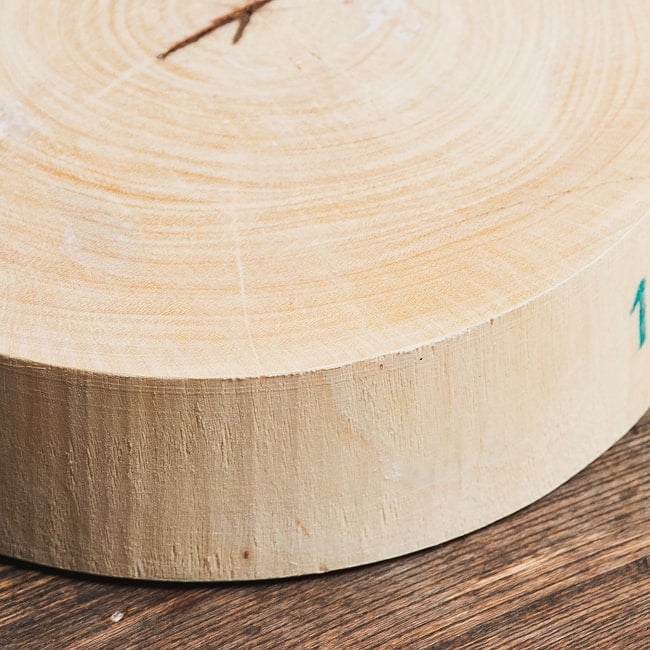 タイの屋台まな板 タマリンド一枚板 直径23cm 2.7kg タイの食文化を支える分厚いプロ仕様 5 - とても厚みがあります。