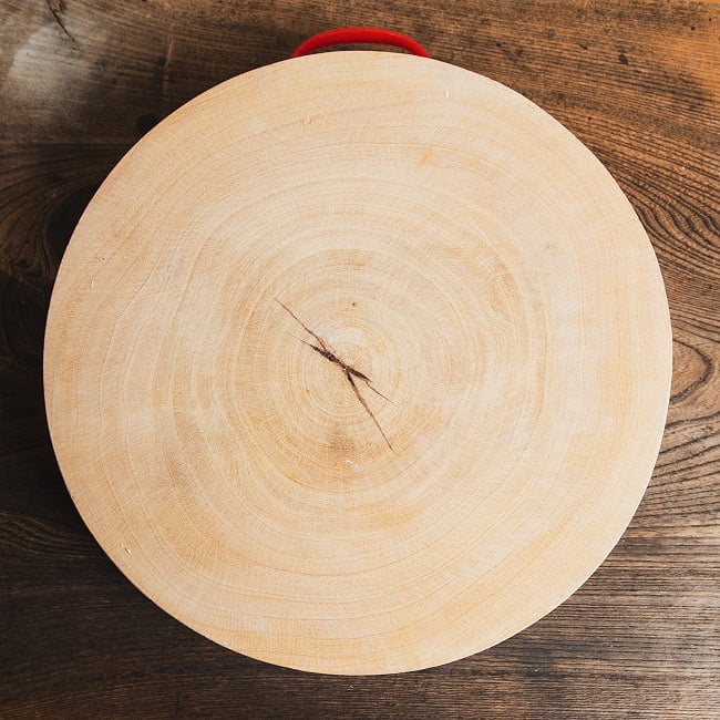 タイの屋台まな板 タマリンド一枚板 直径31cm 6.6kg タイの食文化を支える分厚いプロ仕様 4 - 真上から見てみました。