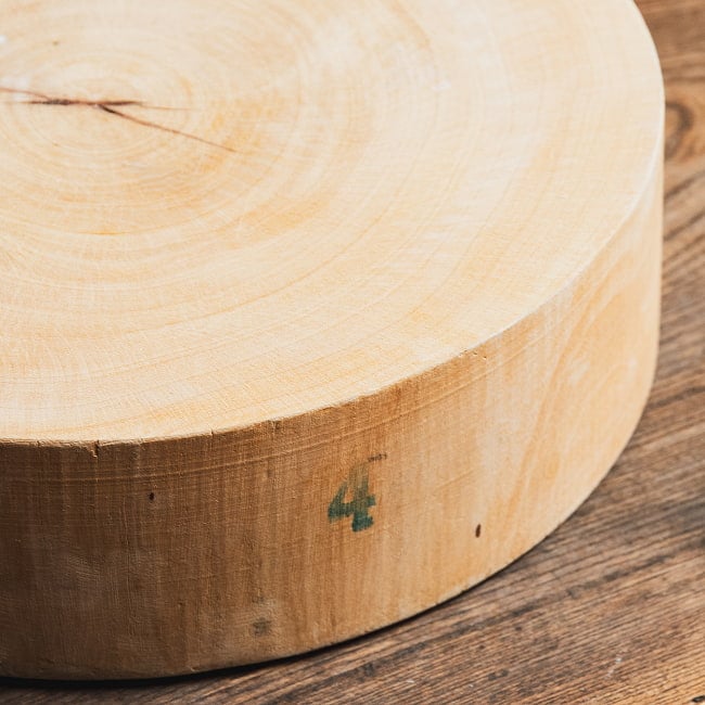 タイの屋台まな板 タマリンド一枚板 直径31cm 6.6kg タイの食文化を支える分厚いプロ仕様 5 - とても厚みがあります。