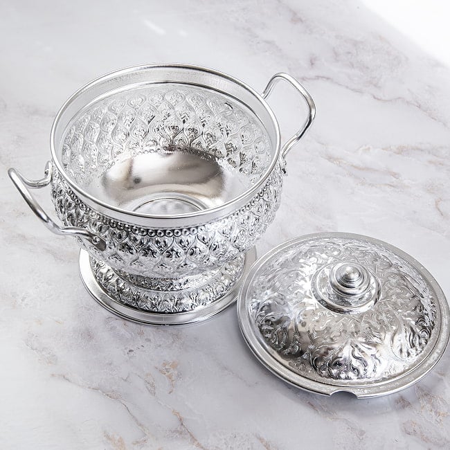 タイ王宮風 エンボス装飾 アルミボウル 蓋付き｜ライスボウル・スープボウル・エスニック食器 9 - 見た目より軽くて取り回しが便利です。