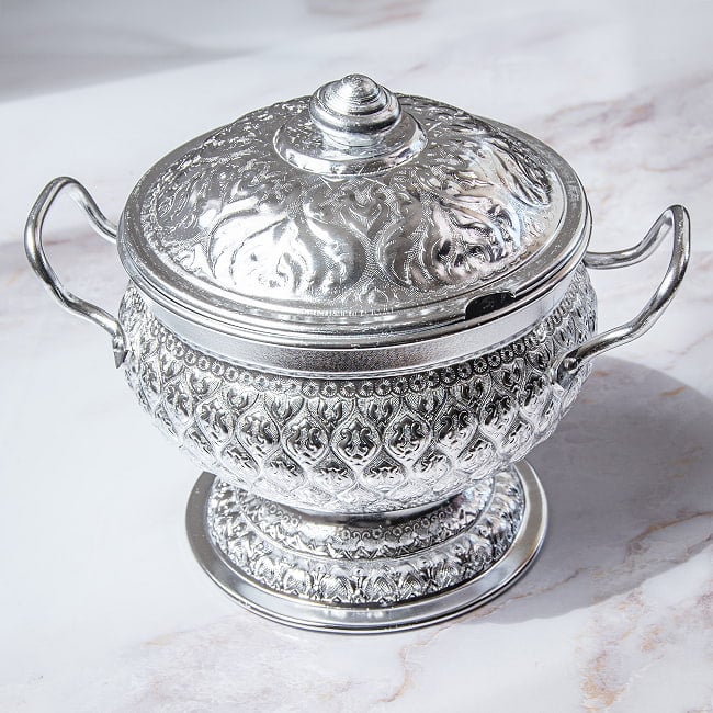 タイ王宮風 エンボス装飾 アルミボウル 蓋付き｜ライスボウル・スープボウル・エスニック食器の写真タイ食器,パーティ,おもてなし,ビュッフェ,アルミボウル,蓋付きボウル,ライスボウル,スープボウル,エスニック食器,アジアン食器,タイ料理,カレー皿,装飾食器