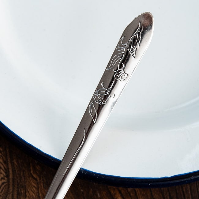 タイの長めスプーン バラの模様入り ソーダスプーン パフェスプーン 2 - バラの模様が入っています。