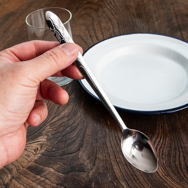 タイの長めスプーン バラの模様入り ソーダスプーン パフェスプーン 6 - これくらいのサイズ感です。