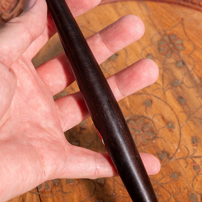 丈夫で美しいローズウッド製 チャパティ用麺棒・のばし棒 - 細めのタイプ【No.1 約35cm】 6 - このくらいの太さになります