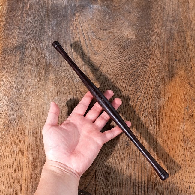 丈夫で美しいローズウッド製 チャパティ用麺棒・のばし棒 - 細めのタイプ【No.2 約41cm】 2 - このくらいのサイズ感になります