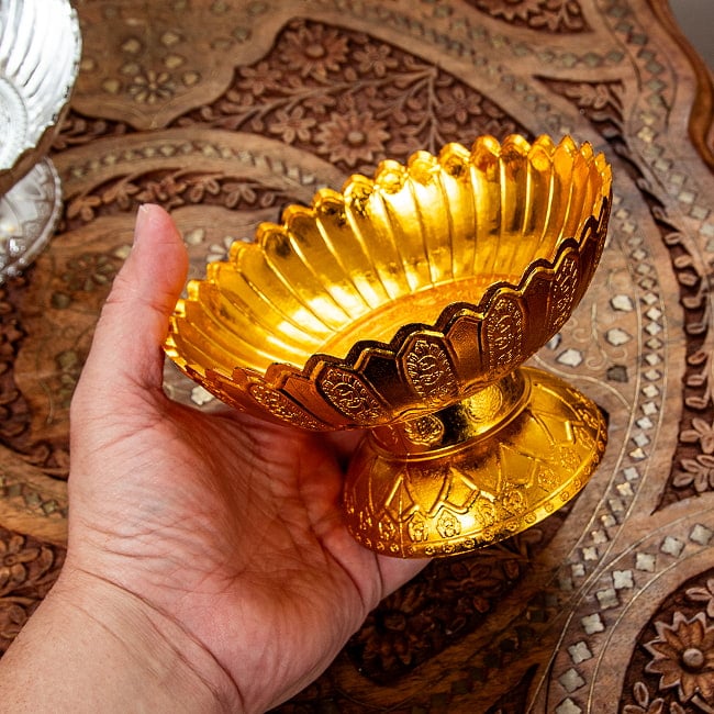 タイのお供え入れ 飾り皿 高さ：8.5cm程度 直径：14cm程度 6 - このくらいのサイズ感になります
