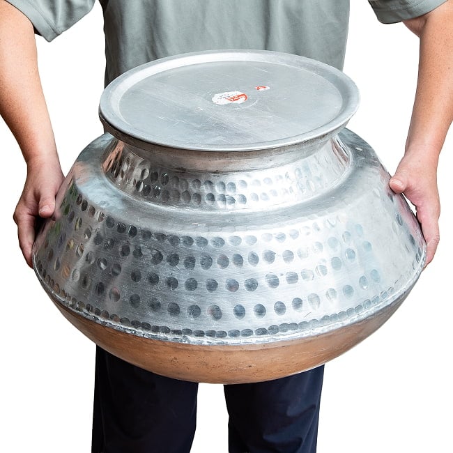 超特大！本場のビリヤニ鍋 プロ仕様 直径60cm 2 - スタッフが持ってみました。でかさが伝わりますでしょうか。