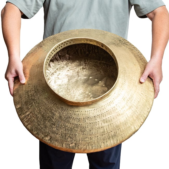超特大!インドの巨大真鍮鍋 デグチ/ハンディ 直径60cm Degchi 2 - スタッフが持ってみました。でかさが伝わりますでしょうか。