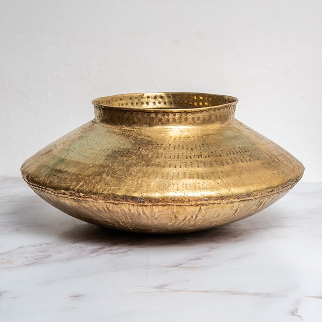超特大!インドの巨大真鍮鍋 デグチ/ハンディ 直径60cm Degchi 4 - UFOのような出で立ち