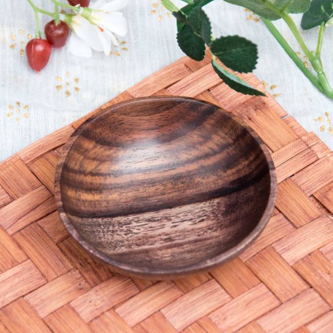 ナチュラル素材の木目皿 - 中の商品写真 2枚目 使いやすそうなこぶりなサイズ。