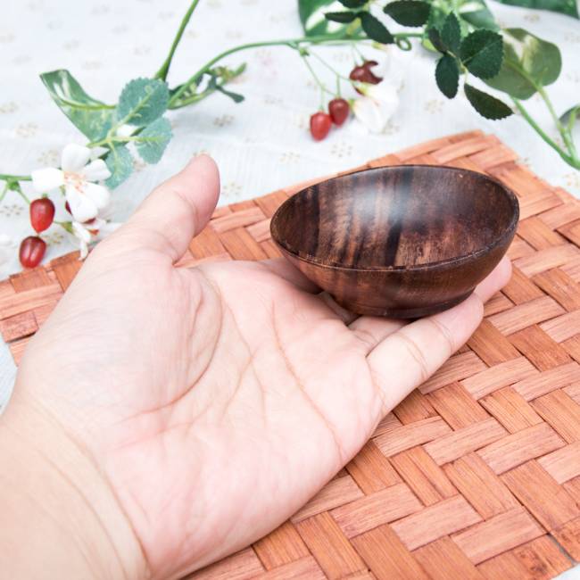 ナチュラル素材の木目皿 - 中の商品写真 4枚目 大きさを感じて頂く為、手にもっってみました。