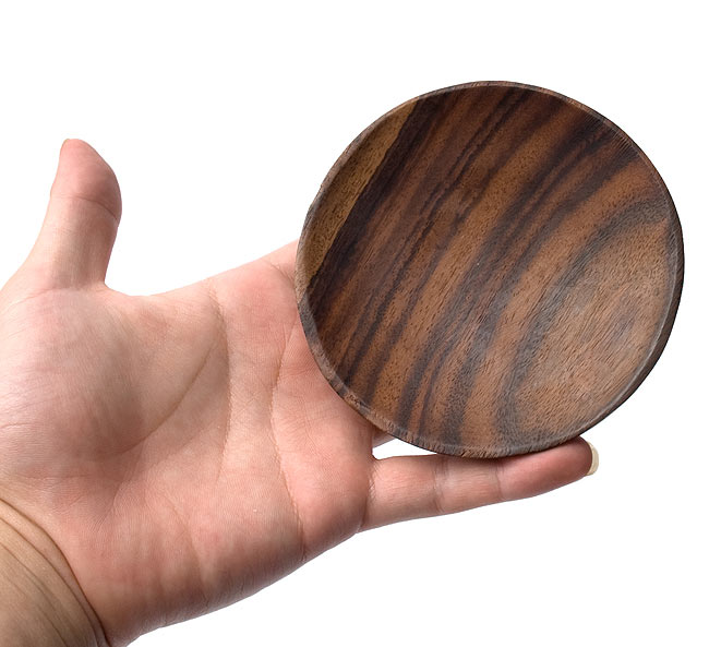 ナチュラル木目皿 - 大の商品写真 3枚目 大きさを感じて頂く為、手にもっってみました。