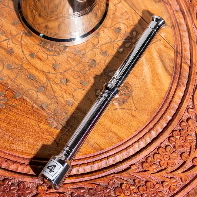 スパイスグラインダーNo.4[大] 〔縦：約8.5cm　直径：約8.8cm〕 8 - 付属のすり棒はこちら