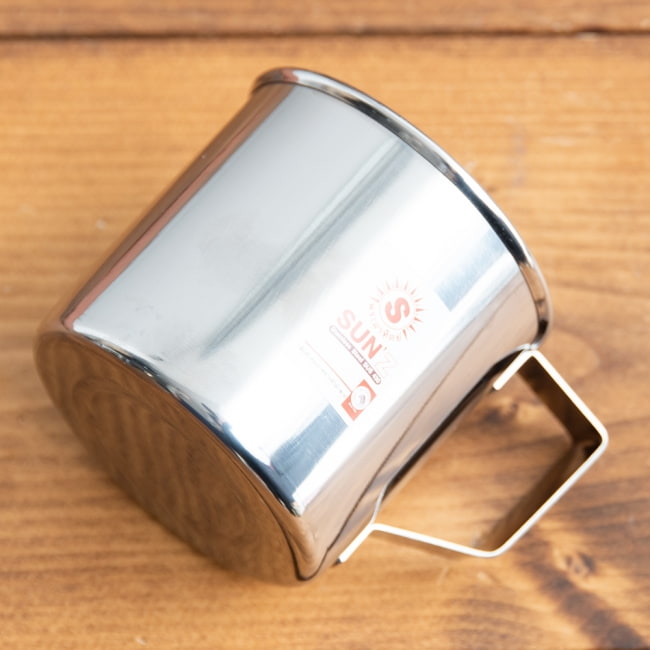 タイのシンプステンレスカップ【約7.5cm×7cm】 2 - 一枚の金属板で出来ているので熱い飲み物を飲む時は
少しだけ気をつけなければいけませんが
ステンレス製なので、丈夫で錆びにくく長持ちします。