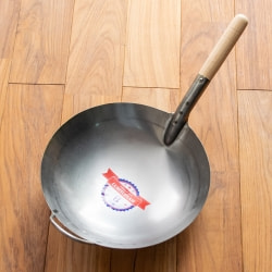 ガタ 軽くて振るいやすいタイの屋台鉄鍋 - 直径31cm 板厚0.6mm程度 - サブ2