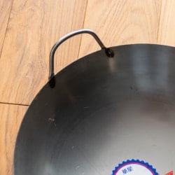 ガタ 軽くて振るいやすいタイの屋台鉄鍋 - 直径35.5cm 0.6mm程度 - サブ5