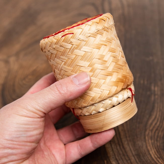タイの竹製ごはんケース - 小 5 - 手に取るとこれくらいの大きさになります。