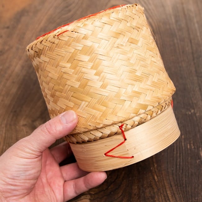 タイの竹製ごはんケース - 大 5 - 手に取るとこれくらいの大きさになります。