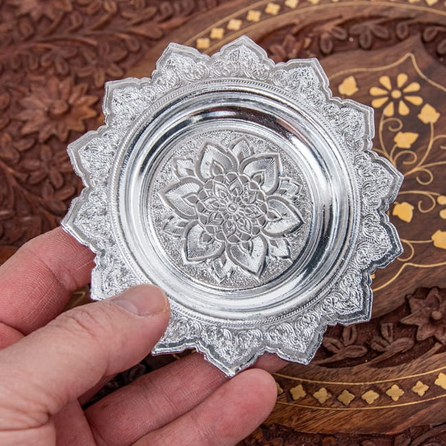 タイのお供え入れ 飾り皿 - 直径：約10.5cm 6 - 手に取るとこれくらいの大きさになります。