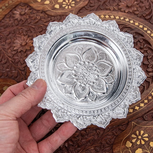 タイのお供え入れ 飾り皿 - 直径：約14cm 6 - 手に取るとこれくらいの大きさになります。