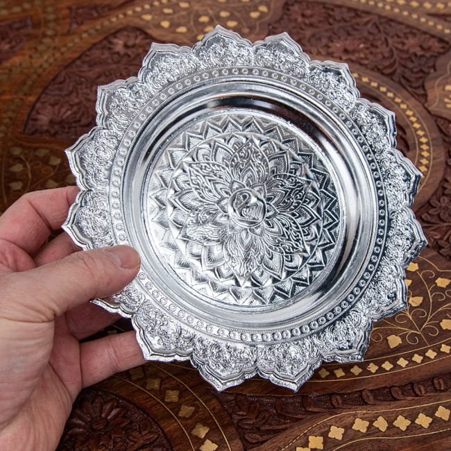 タイのお供え入れ 飾り皿 - 直径：約18.5cm  6 - 手に取るとこれくらいの大きさになります。