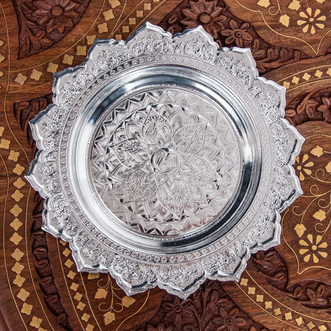 タイのお供え入れ 飾り皿 - 直径：約18.5cm の写真1枚目です。エンボス加工の美しいお供え皿です。飾り皿,果物,食器,タイ,ブッダ,カトラリー,お皿