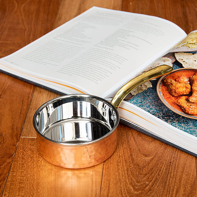 銅装飾のロイヤルソースパン（約11cm×4.5cm）の写真1枚目です。外側に美しい銅装飾を用いた片手鍋です。銅 食器,銅装飾,鍋,小鍋,片手鍋,ソースパン,テーブルウェア,フライパン