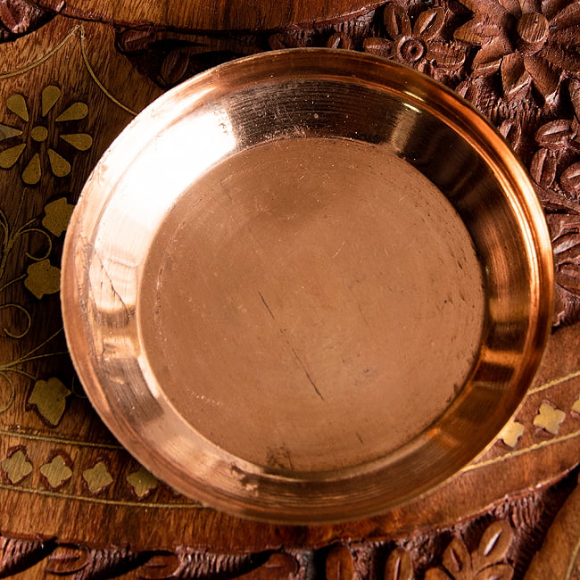 【祭壇用】銅製カトリ（小皿）　【直径：約8.5cm】 2 - インドらしい趣のある小皿です。