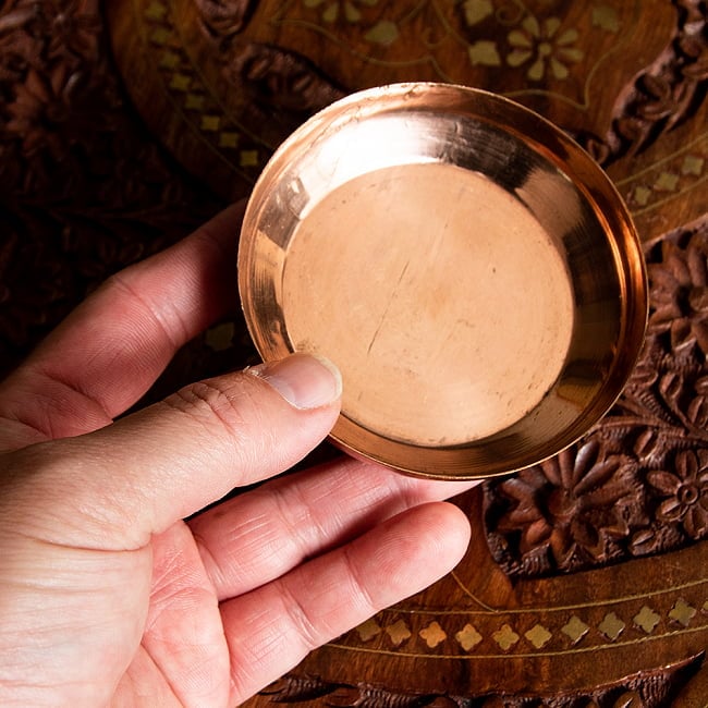 【祭壇用】銅製カトリ（小皿）　【直径：約8.5cm】 4 - 手に取るとこれくらいの大きさです。