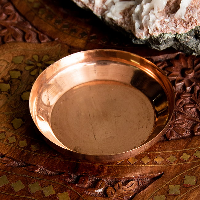 【祭壇用】銅製カトリ（小皿）　【直径：約8.5cm】の写真1枚目です。神々の住まう国、インドからやって来た礼拝用の小皿です。カトリ,プレート,礼拝,祭壇,小皿