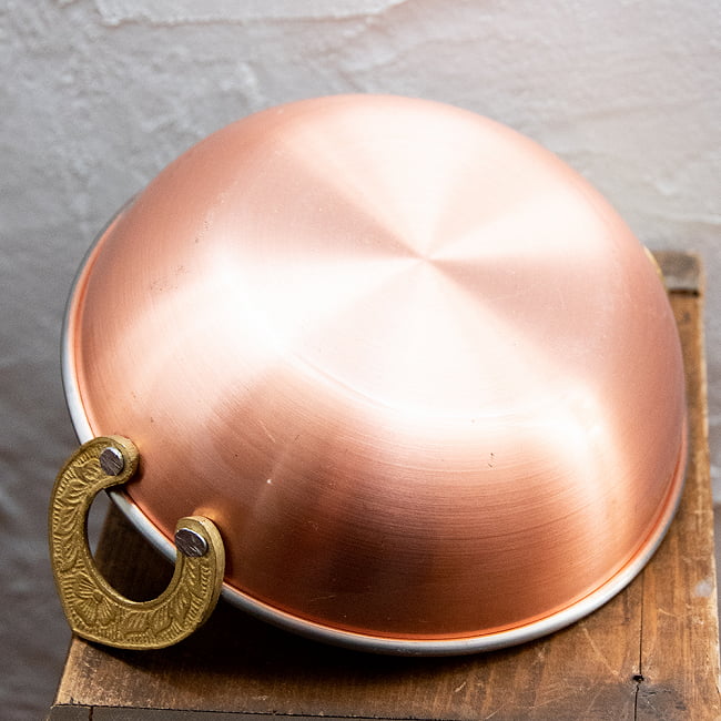 槌目銅装飾仕上げのステンレスカダイ[装飾持ち手付]サービングパン　食器・お皿〔約14.5cm〕 5 - 底面には銅が用いられています。