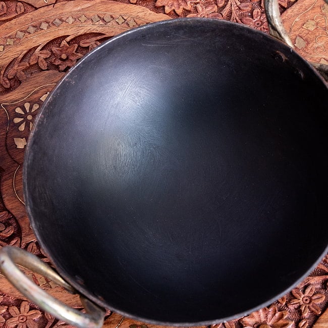 インドの屋台用鉄製カダイ（インド鍋　鉄鍋） - 直径：約18cm 2 - 上からの様子です。
