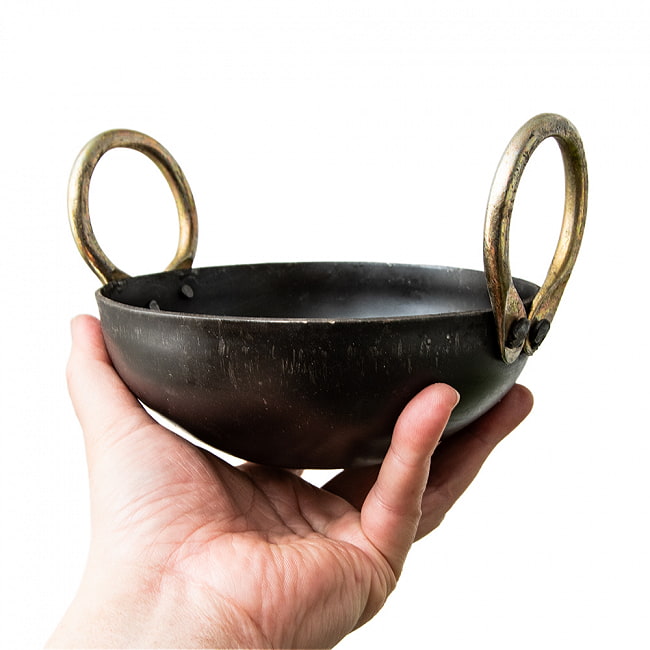 インドの屋台用鉄製カダイ（インド鍋　鉄鍋） - 直径約15.5cm 5 - 手に取るとこれくらいのサイズ感です。