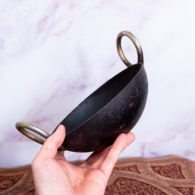 インドの屋台用鉄製カダイ（インド鍋　鉄鍋） - 直径：約18cm 5 - 手に取るとこれくらいのサイズ感です。