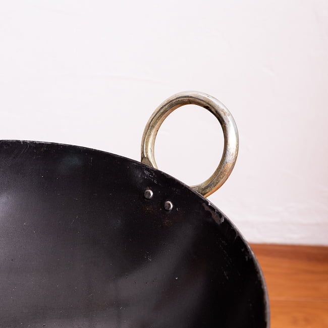 インドの屋台用鉄製カダイ（インド鍋　鉄鍋） - 直径約30cm 4 - 取っ手部分です　※ものにより取っ手は金色に塗装されている場合がございます。