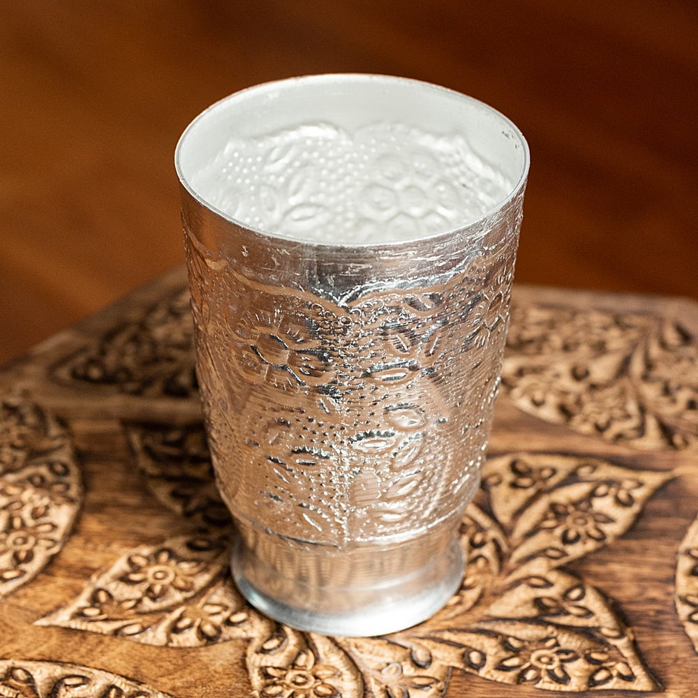 インド伝統唐草エンボスのアルミカップ 高さ：約12cm 約350ml / 飾りつき コップ ボウル 食器 グラス チャイ ラッシー マグカップ コー